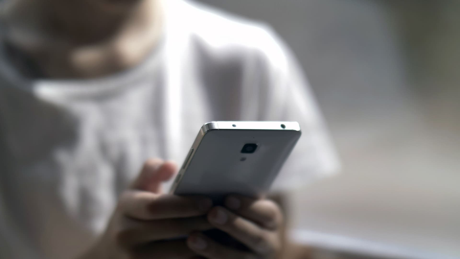 Barn med mobiltelefon